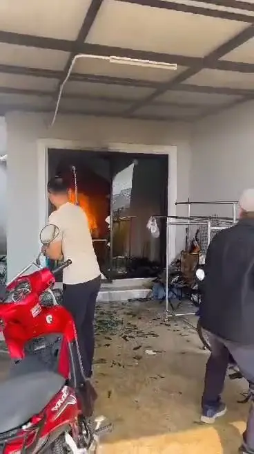 อุทาหรณ์ไฟไหม้บ้าน! เหตุจุดธูปทิ้งไว้ก่อนออกไปข้างนอก