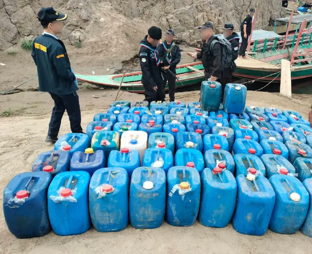 ยึดเบนซินเถื่อน 1,800 ลิตร ริมน้ำสาละวิน เตรียมส่งออกนอกประเทศ