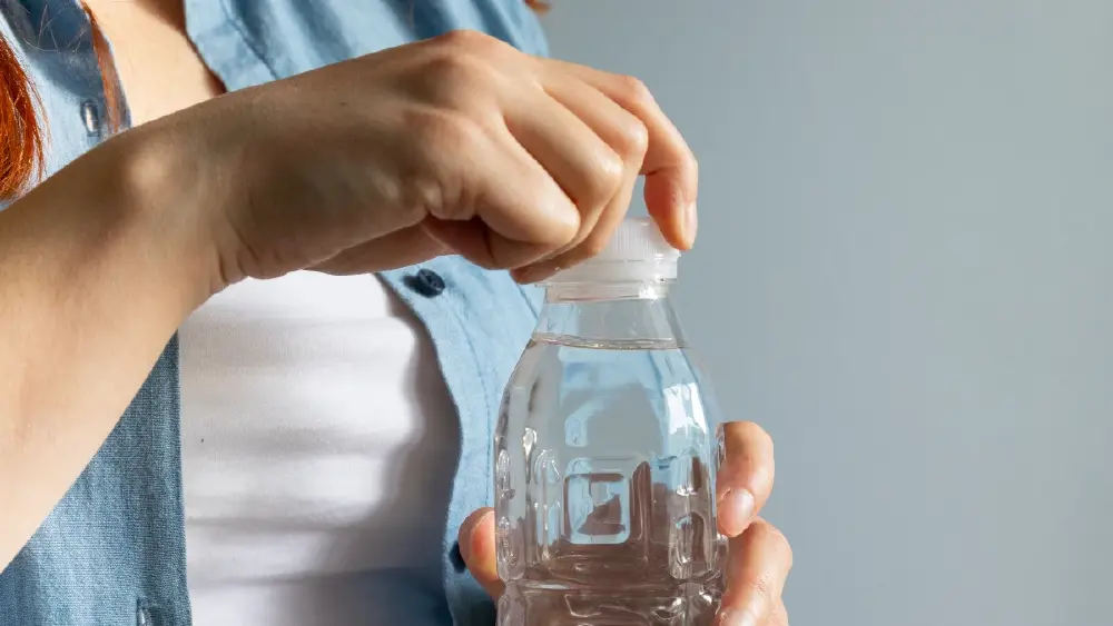 อย่าชะล่าใจ! น้ำดื่มที่เปิดแล้ว เสี่ยงปนเปื้อนมากกว่าที่คิด