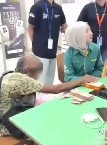 หญิงขอทานไปซื้อ iPhone เทเงินสดปึกใหญ่จ่าย ตรวจประวัติยิ่งพีก