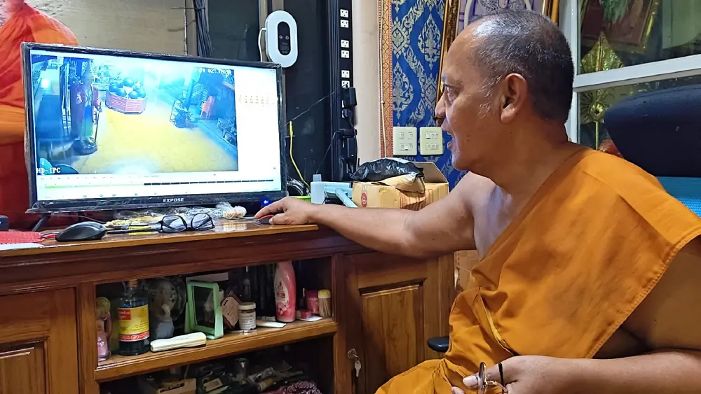 ผัวเมียใจบาปยกตู้บริจาคโลงศพวัดสุพรรณฯ ทิ้งพังยับหลัง รร.