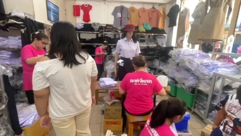 บรรยากาศก่อนเปิดเทอมพิจิตร ผู้ปกครองนำทองจำนำคึกคัก