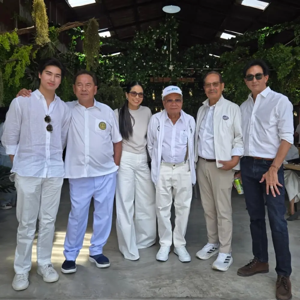พีท ทองเจือ รวมเฟรมครอบครัวใหญ่ หน้าตาดีพรีเมียมทั้งตระกูล