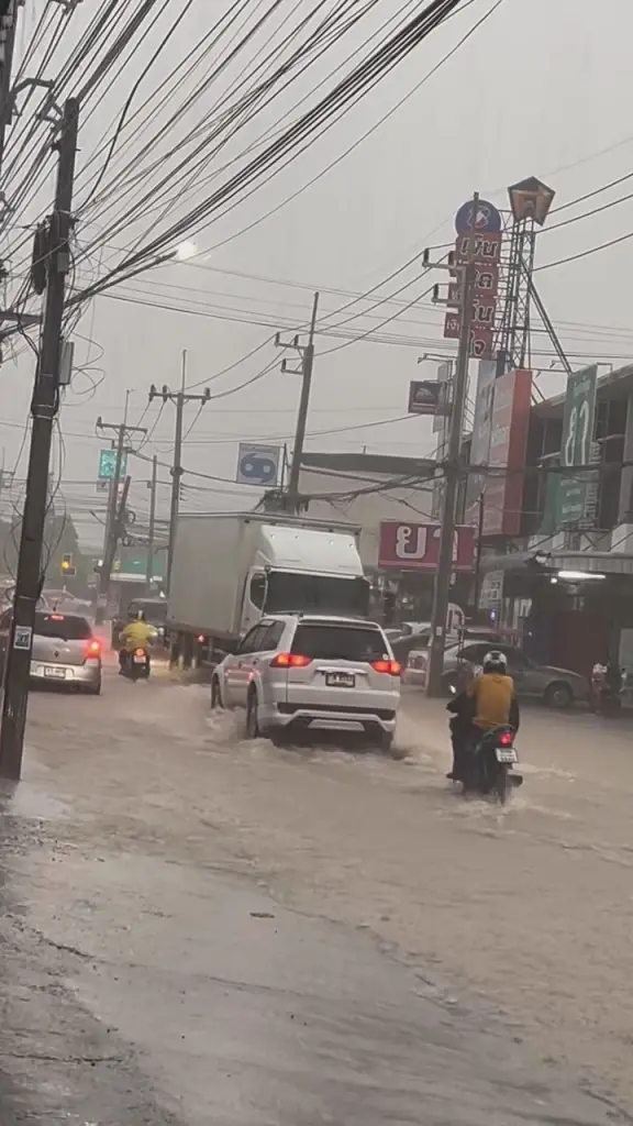 ฝนตกหนักโคราช แป๊บเดียวท่วมแอ่งกระทะ สัญจรลำบาก