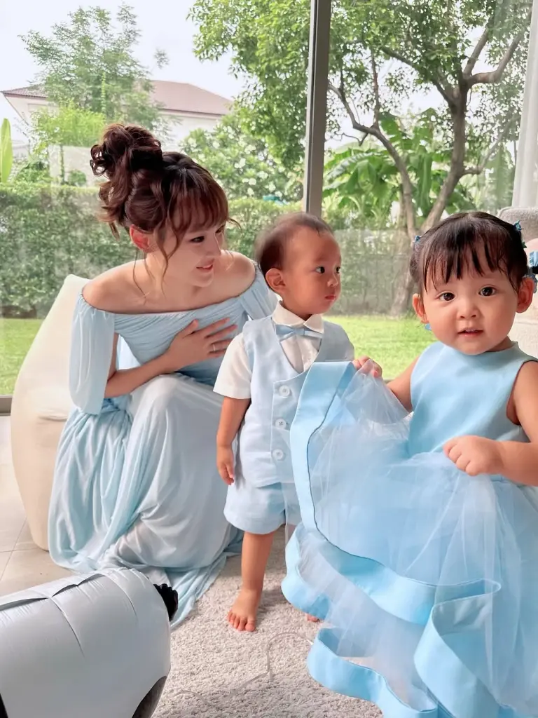 "แพทตี้" อุ้มลูกแฝดถ่ายภาพเซ็ตใหม่ แฟนๆ แห่ชมสวยละมุนมาก