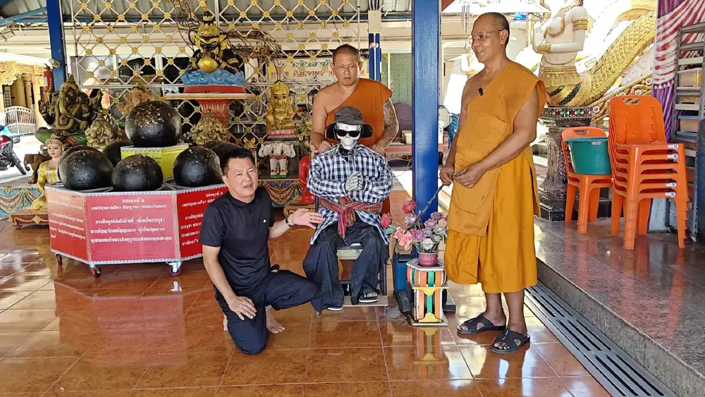 ผัวเมียใจบาปยกตู้บริจาคโลงศพวัดสุพรรณฯ ทิ้งพังยับหลัง รร.