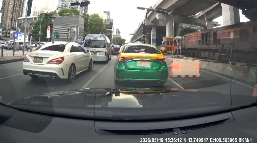 จับภาพได้เต็มๆ นาทีรถไฟพุ่งชนรถเมล์กลางแยกอโศก ก่อนไฟลุกท่วม