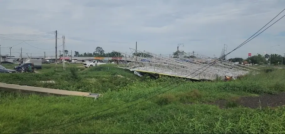 พายุถล่มวารินชำราบ เสาไฟ-ต้นไม้โค่น พังยับเยินล้มระเนระนาด