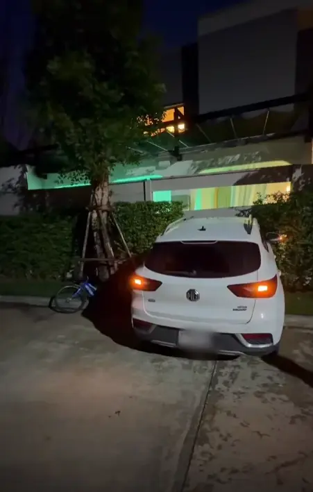 ระทึกรถพุ่งชนบ้าน "แนน ลฎาภา" ตอนตี 4 แห่ส่องเลขบ้าน - ทะเบียนรถ