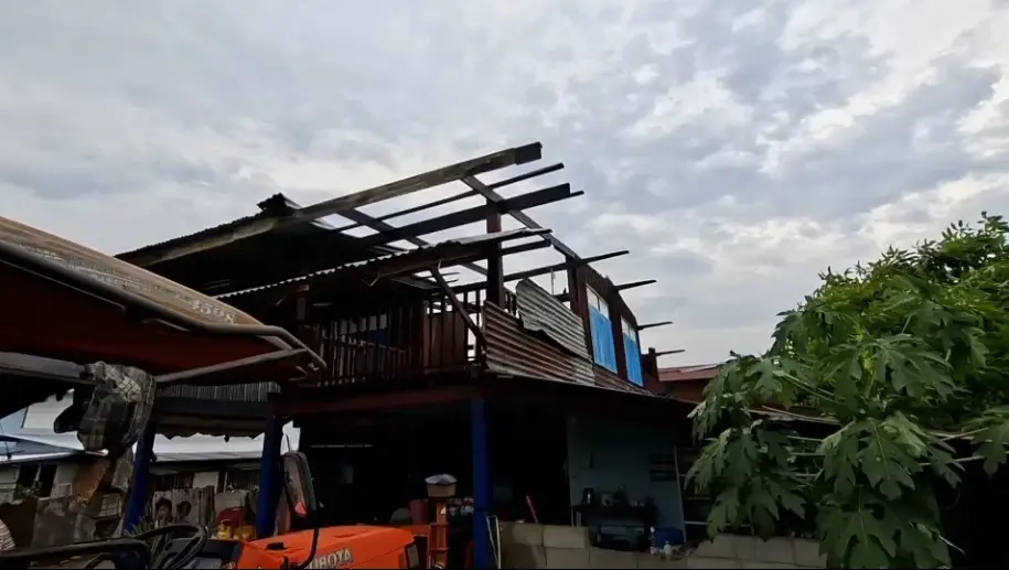 พายุถล่มพิจิตรในรอบ 20 ปี บ้านพังเสียหายเกือบ 100 หลัง