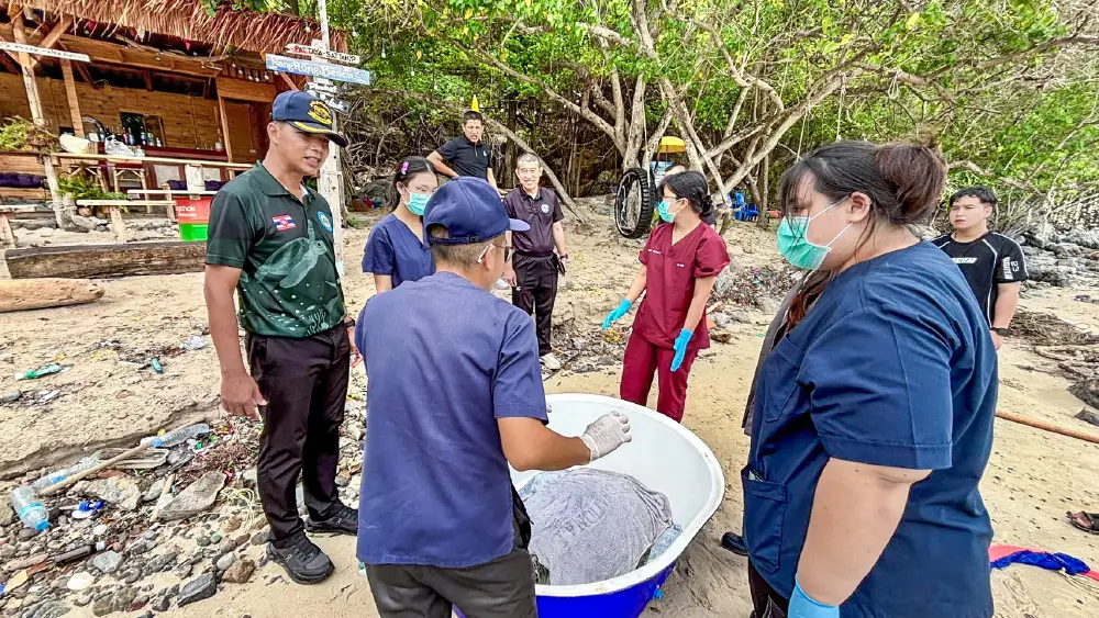 ทร. ยื้อชีวิตเต่าตนุเกยตื้นหาดนารอง เอ็กซเรย์เจอเบ็ดฝังคาปาก