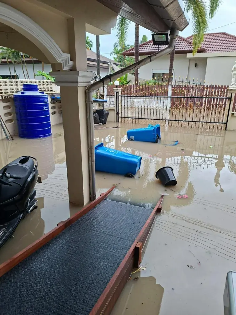เตือน 6 จังหวัดอันดามัน ฝนถล่มน้ำทะเลหนุนสูง ท่วมแล้วหลายจุด