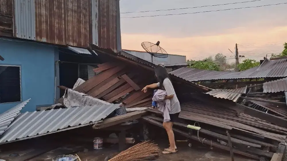 นาทีชีวิต! พายุถล่มบ้านพังทับตาวัย 74 ขณะนอนพักในบ้าน