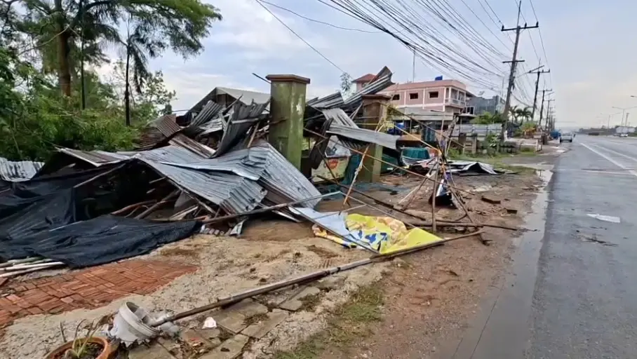 พายุถล่มพิจิตรในรอบ 20 ปี บ้านพังเสียหายเกือบ 100 หลัง