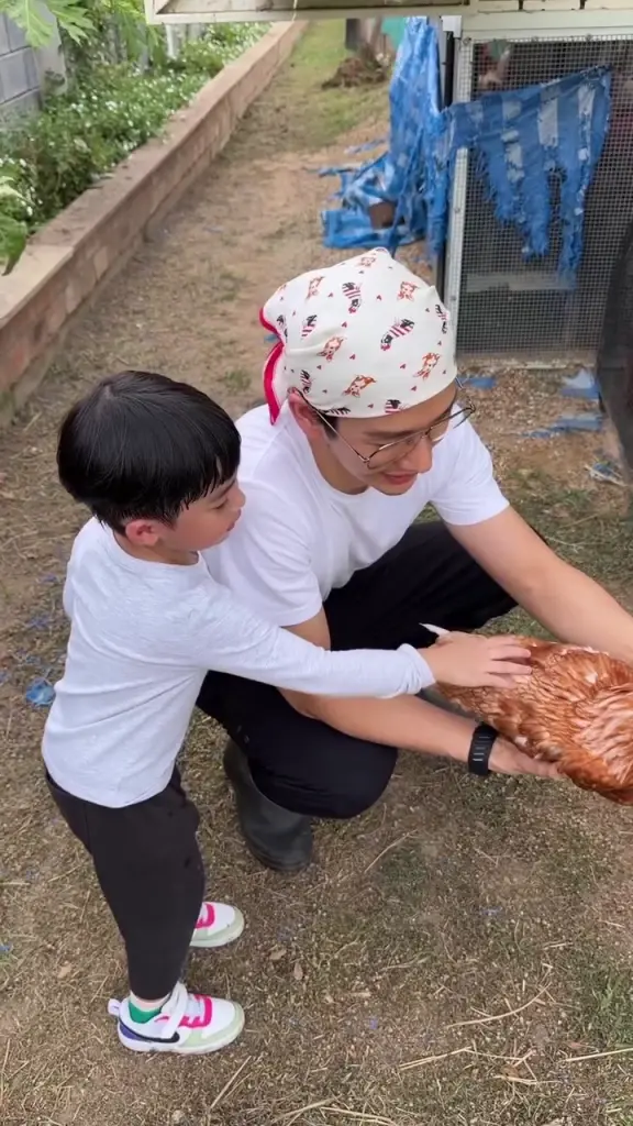 "พุฒ-จุ๋ย" เผยโมเมนต์หลังเลิกเรียนลูกชาย ช่วยพ่อแม่เก็บผลผลิต