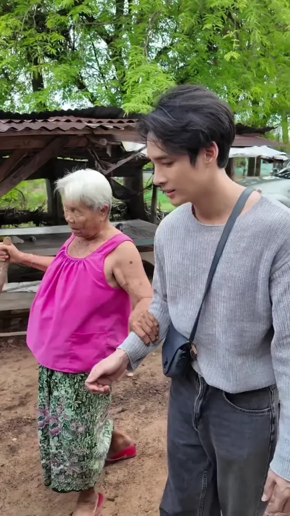 “เด่นคุณ งามเนตร” กลับบ้านเกิด พาคุณยายตะลอนเที่ยว แฟน ๆ แห่ชม