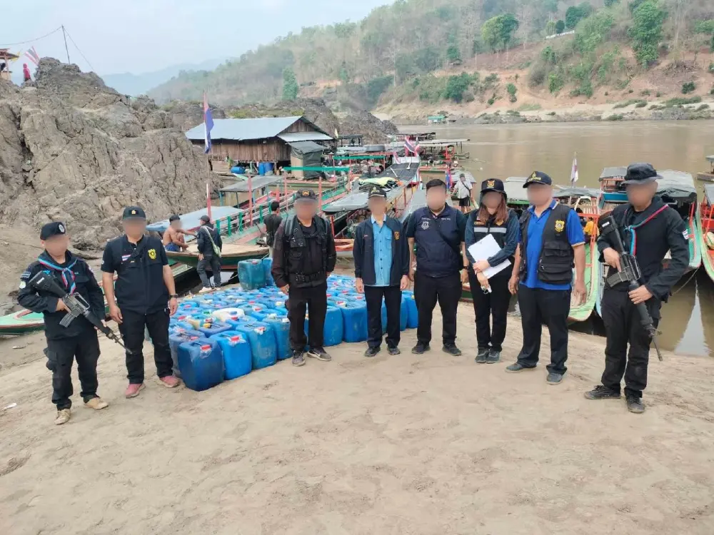 ยึดเบนซินเถื่อน 1,800 ลิตร ริมน้ำสาละวิน เตรียมส่งออกนอกประเทศ
