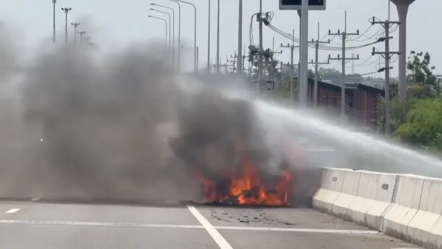 นาทีระทึก! ไฟไหม้รถเก๋งวอดทั้งคัน บนทางด่วน M81 4 ชีวิตรอดหวุดหวิด
