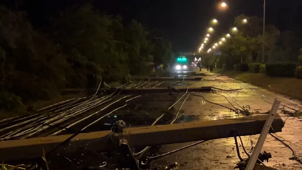พายุถล่มชัยนาท เสาไฟฟ้าโค่นกว่า 30 ต้น ทับหญิงชราเสียชีวิต