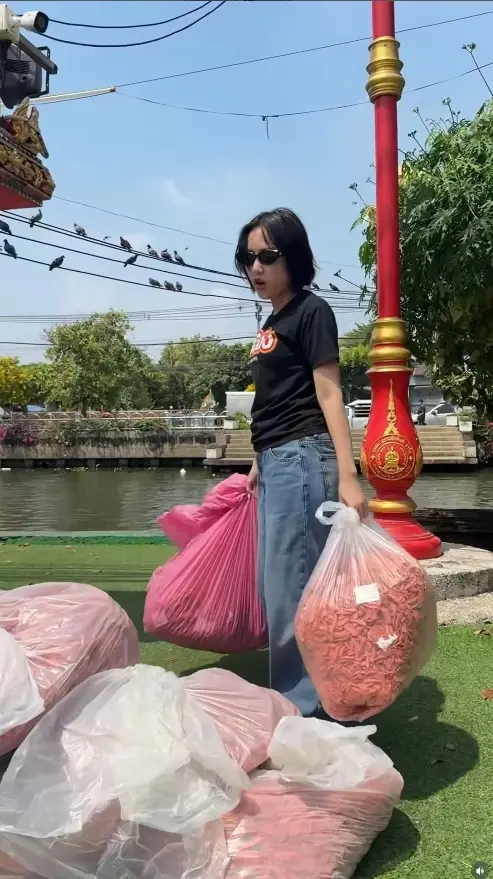 "แม่ค้าดัง" ร้องไห้หนัก ขอโทษเอาไส้กรอกแดง เกือบ 2 แสนให้ปลากิน