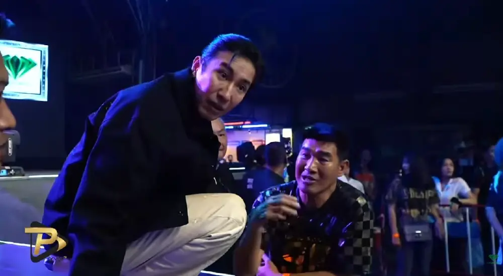 เฉลยแล้ว "สมรักษ์ คำสิงห์" คุยอะไร "หนุ่ม กรรชัย" บนเวทีมวย