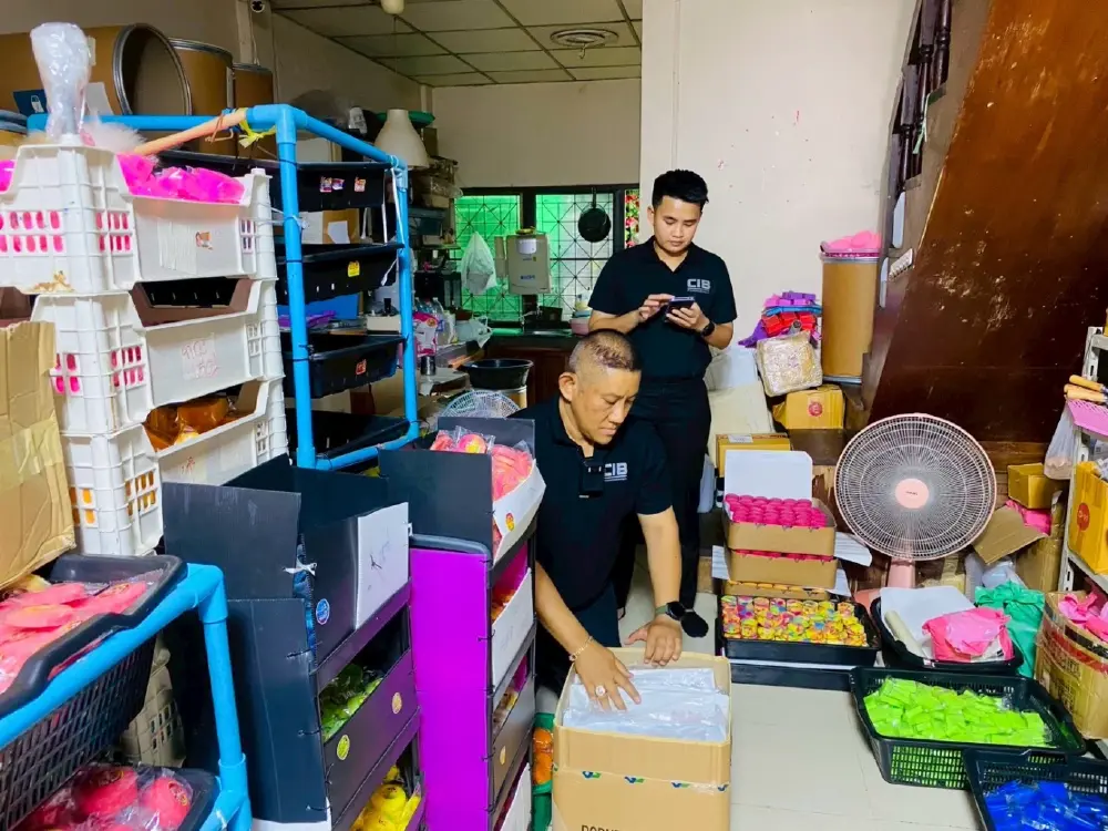 บุกทลายโรงงาน สบู่ก้อนรีไซเคิล "ปั๊มมือ" เห็นสภาพสุดยี้