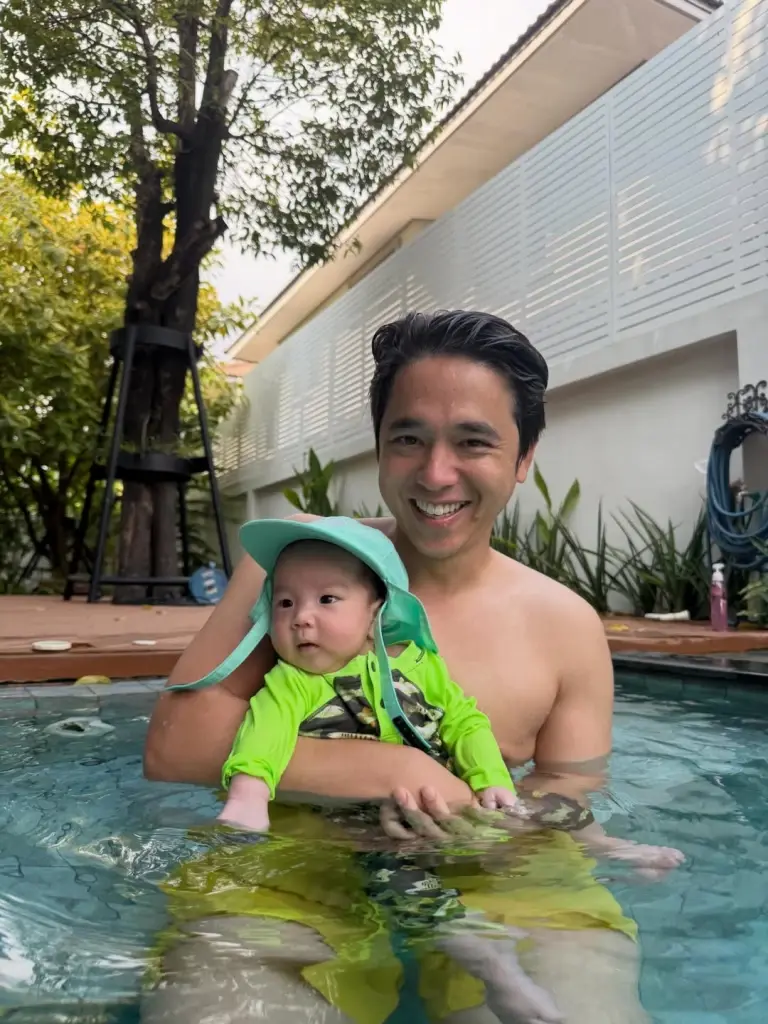“อเล็กซ์ เรนเดลล์” เล่นน้ำกับลูก วันหยุดแสนสุข ไม่อยากออกจากบ้าน