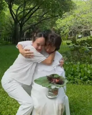 อนุโมทนาบุญ "ดาราสาวชื่อดัง" ตัดสินใจปลงผมบวชชีศึกษาธรรม
