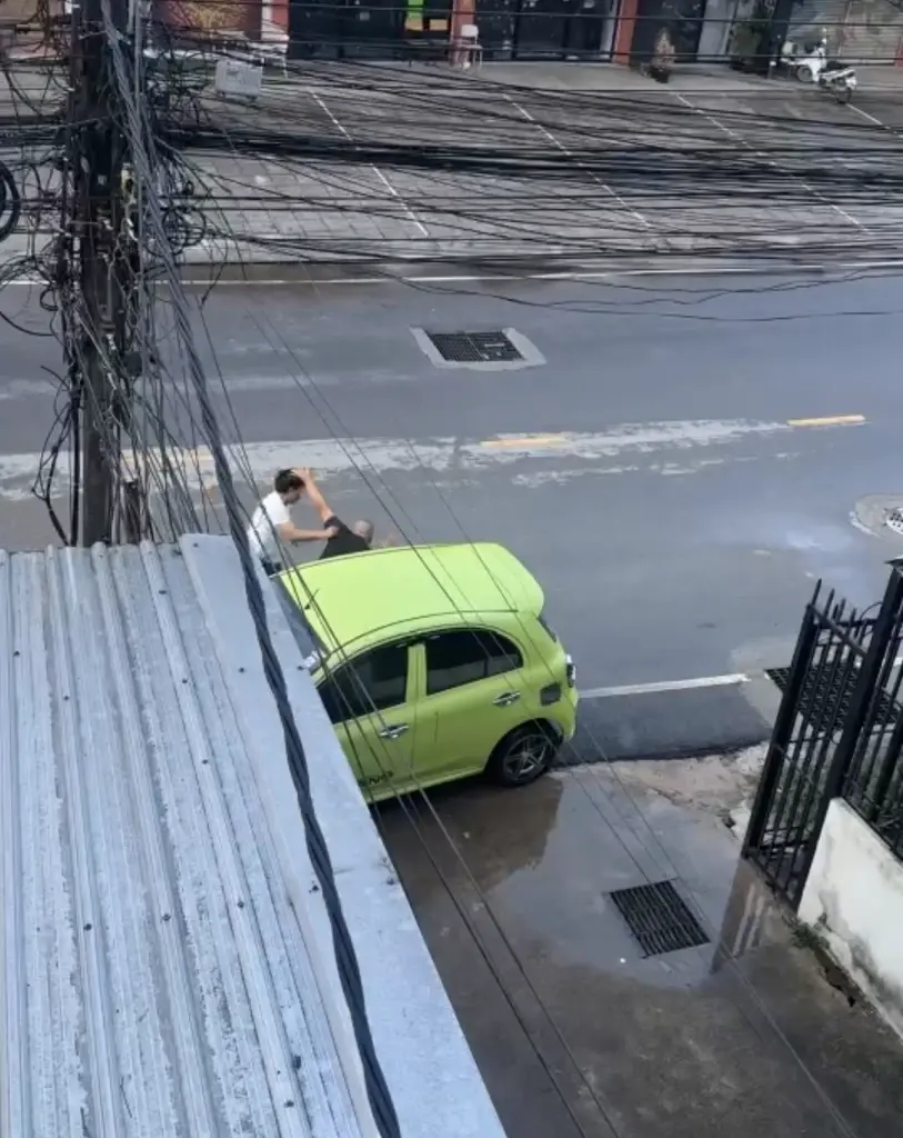 อาสาขับรถส่งกันแท้ๆ สุดท้ายจบด้วยศึกวางมวยหน้าร้านอาหารทะเล