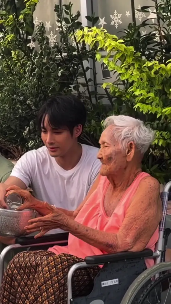 “เด่นคุณ งามเนตร” กลับบ้านเกิด พาคุณยายตะลอนเที่ยว แฟน ๆ แห่ชม