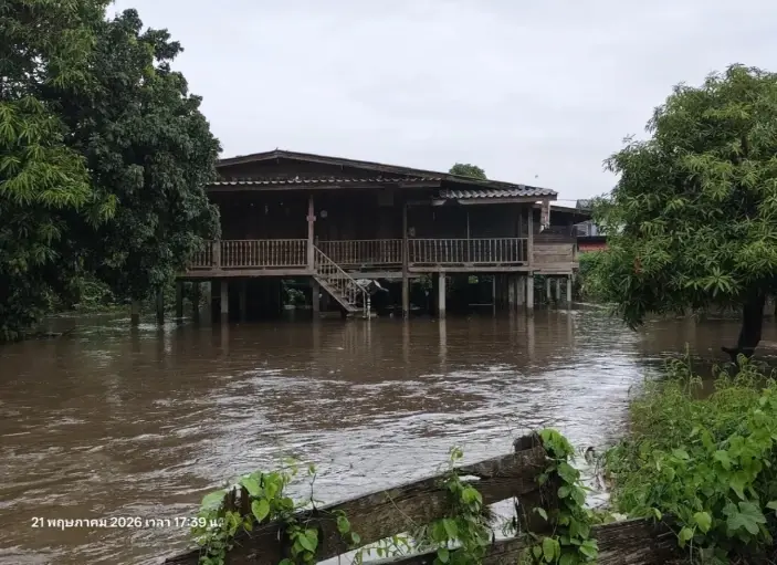 ฝนถล่มลำปาง ฝนตกชั่วโมงเดียวน้ำป่าซัดจมมิด