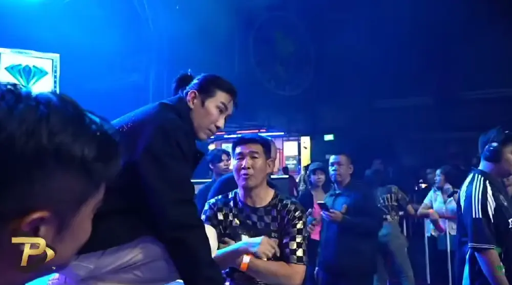 เฉลยแล้ว "สมรักษ์ คำสิงห์" คุยอะไร "หนุ่ม กรรชัย" บนเวทีมวย