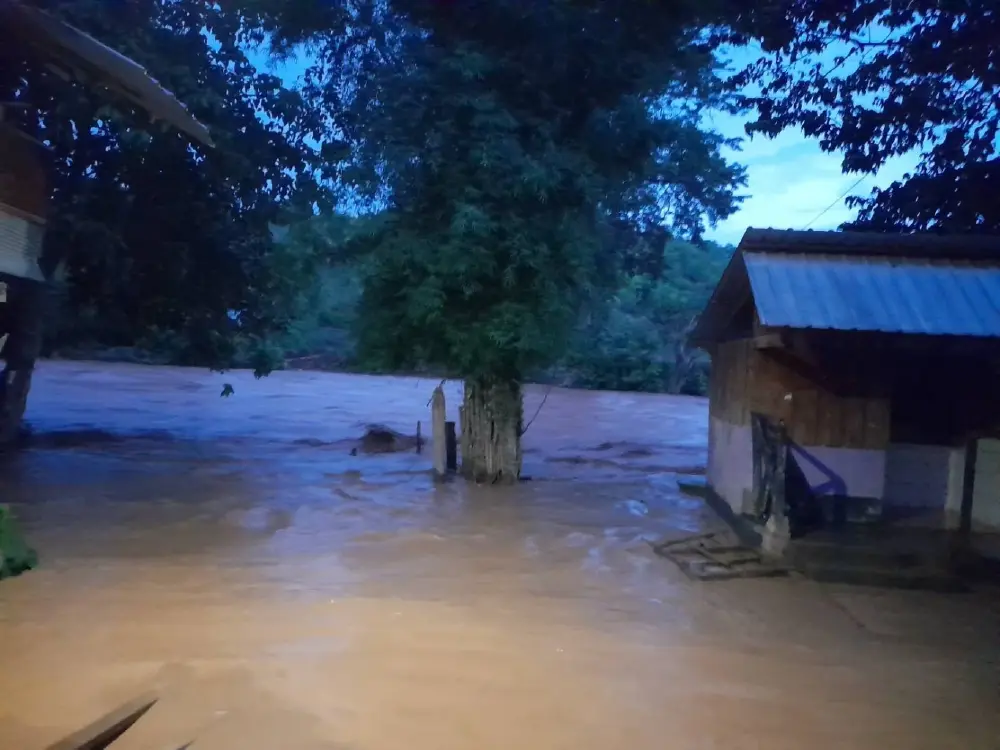 วิกฤตน้ำป่าทะลักท่วมโรงเรียนแม่สะเรียง หวั่นสะพานขาด!