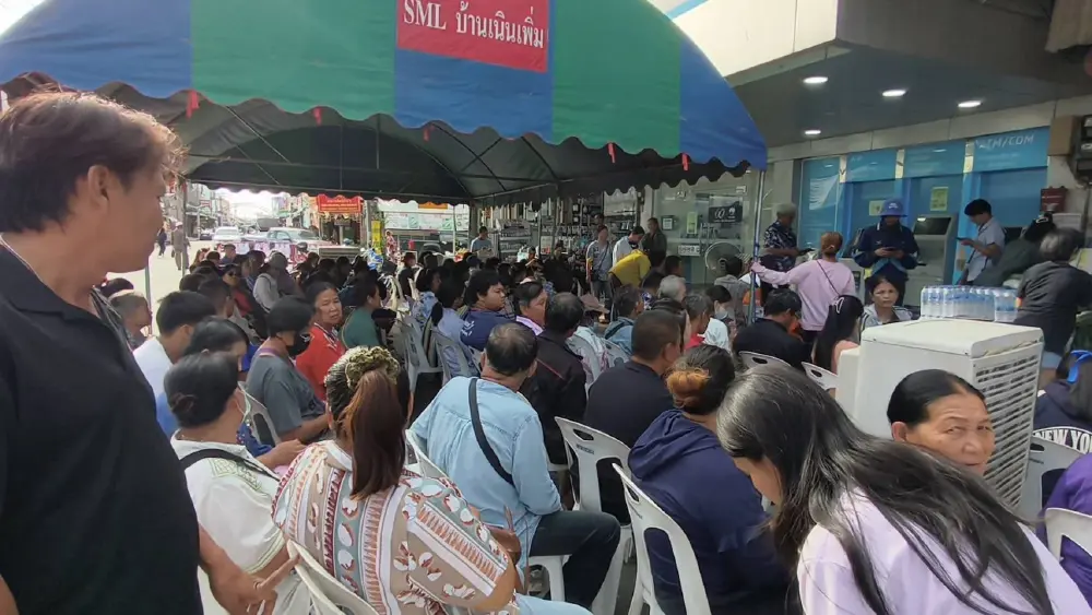 แห่ลุ้นวันสุดท้าย! กดสิทธิ์ไทยช่วยไทยพลัส คิวยังคึกคัก