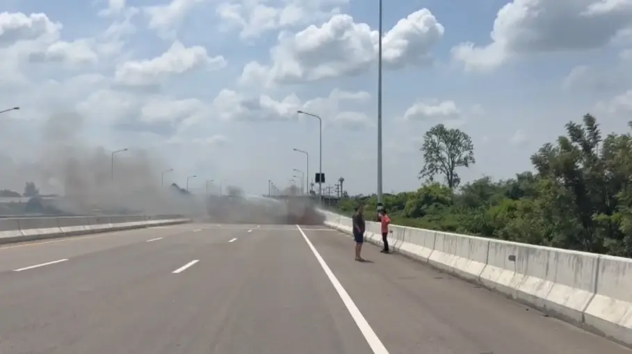 นาทีระทึก! ไฟไหม้รถเก๋งวอดทั้งคัน บนทางด่วน M81 4 ชีวิตรอดหวุดหวิด