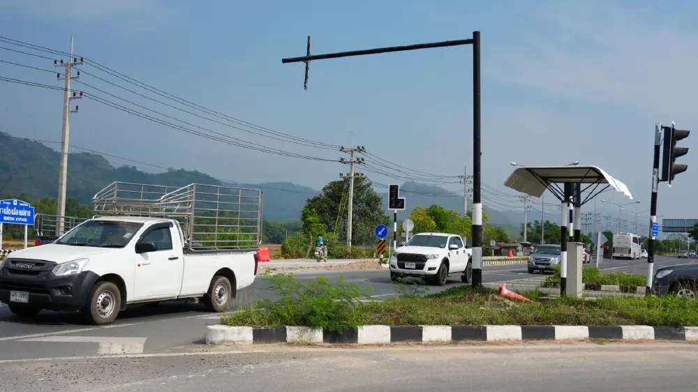 นาทีระทึก! ไฟแดงยักษ์ร่วงกลางถนนแม่สาย หวิดทับหัวคนขับ