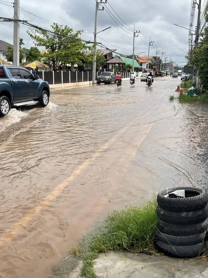 ฝนตกหนักโคราช แป๊บเดียวท่วมแอ่งกระทะ สัญจรลำบาก