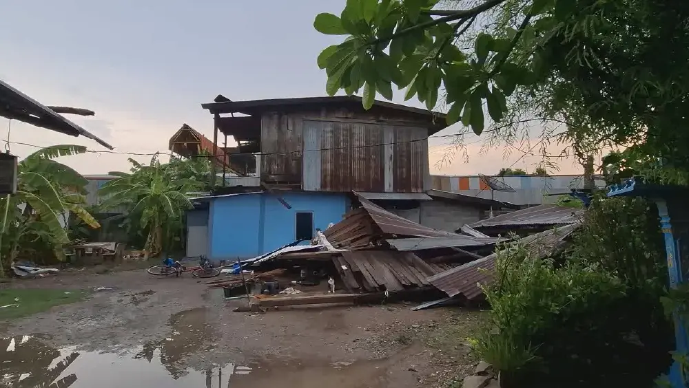 นาทีชีวิต! พายุถล่มบ้านพังทับตาวัย 74 ขณะนอนพักในบ้าน