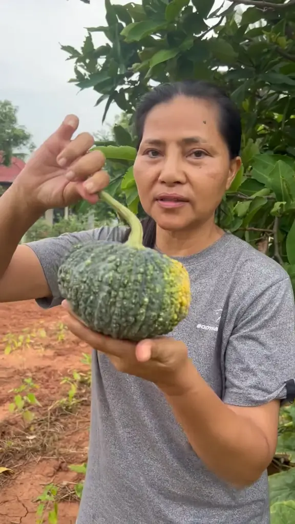 แฟน ๆ แห่อุดหนุน "สุนารี" เปิดแผงขายผักออร์แกนิกปลูกเองกับมือ