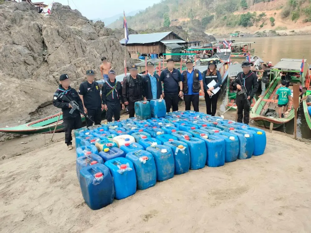 ยึดเบนซินเถื่อน 1,800 ลิตร ริมน้ำสาละวิน เตรียมส่งออกนอกประเทศ