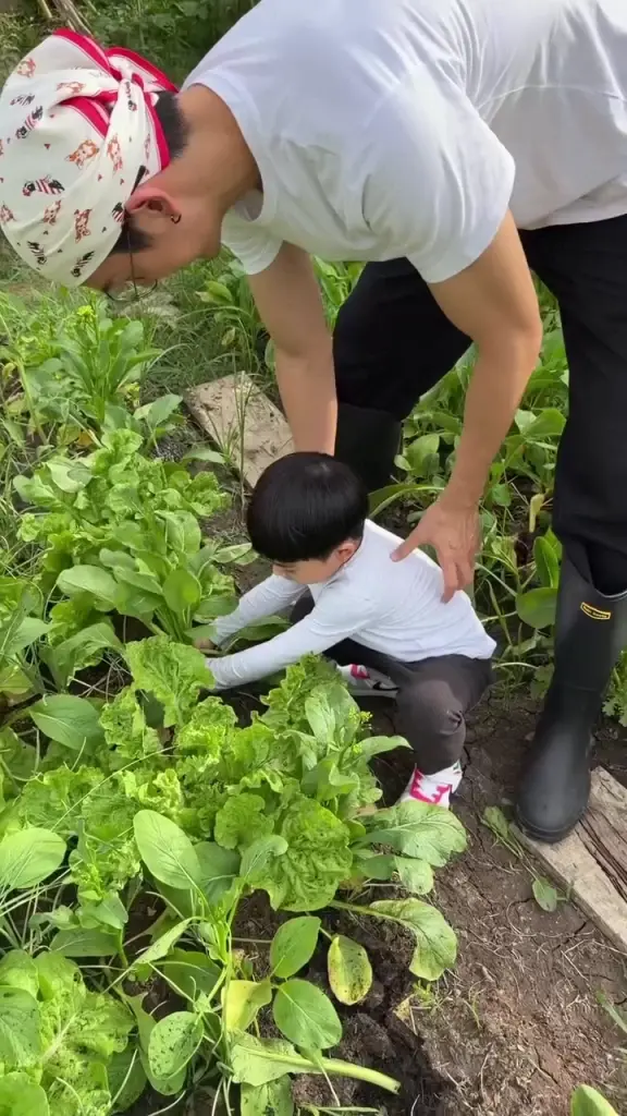 "พุฒ-จุ๋ย" เผยโมเมนต์หลังเลิกเรียนลูกชาย ช่วยพ่อแม่เก็บผลผลิต