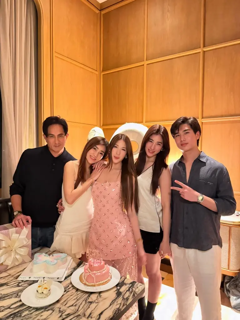 25 ปีที่งดงาม  "พีท ทองเจือ" เคียงข้างภรรยา  ฉลองครบรอบแต่งงาน 