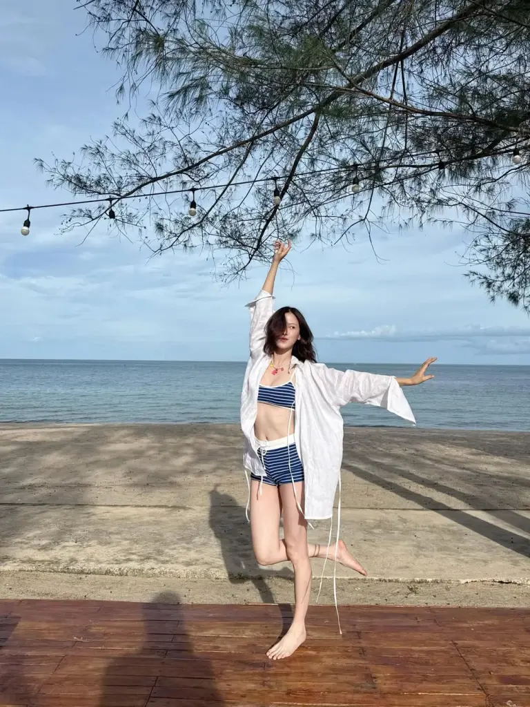 โสดแบบตัวแม่ ใบเฟิร์น พิมพ์ชนก สลัดลุคแจกความสดใสริมหาด