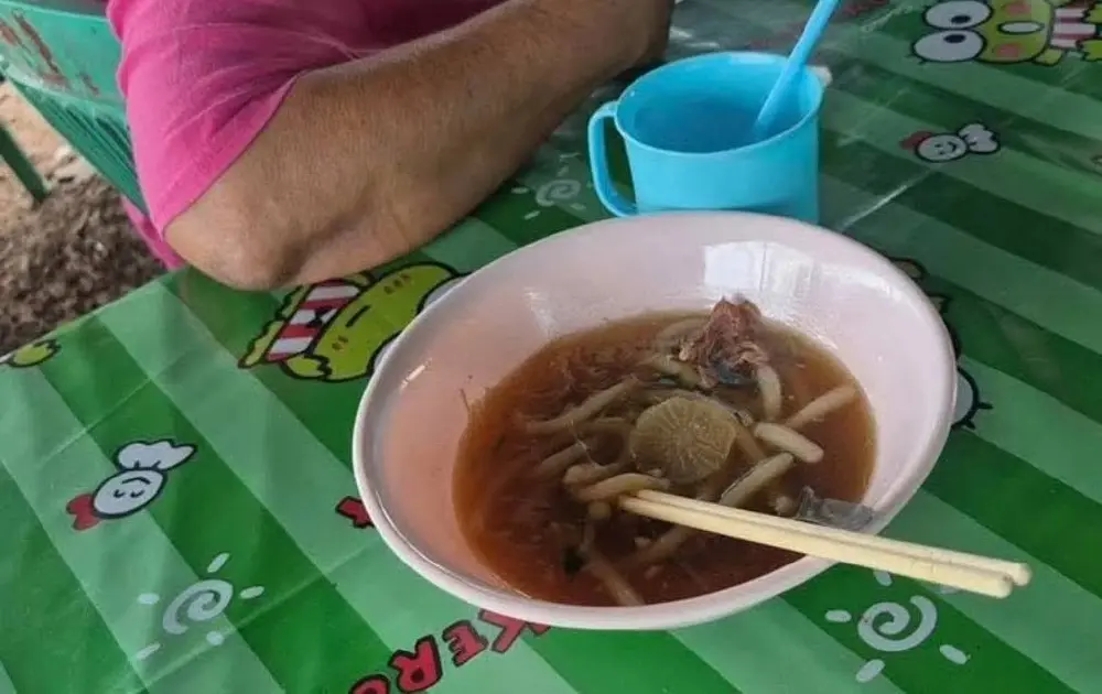 อาการล่าสุด ลูกค้าร้านก๋วยเตี๋ยว หลังได้รับสารพิษ หามส่ง ICU