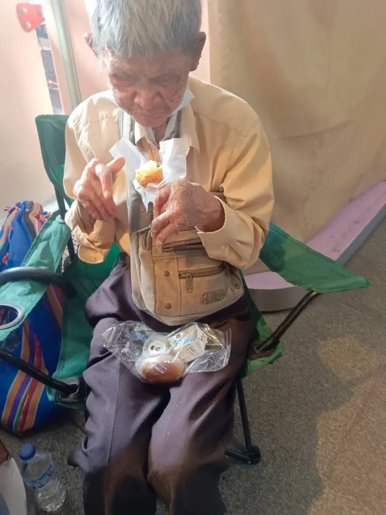 น้ำตาซึม คุณตาตาบอดวัย 75 ปี ไร้คนดูแล ยังยืนหยัดหาเลี้ยงชีวิต