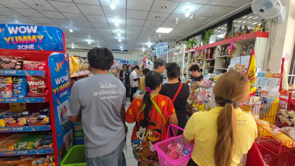 วอนเพิ่มวงเงิน ชาวอุทัยธานีแห่ใช้สิทธิ์ไทยช่วยไทยพลัสวันสุดท้าย