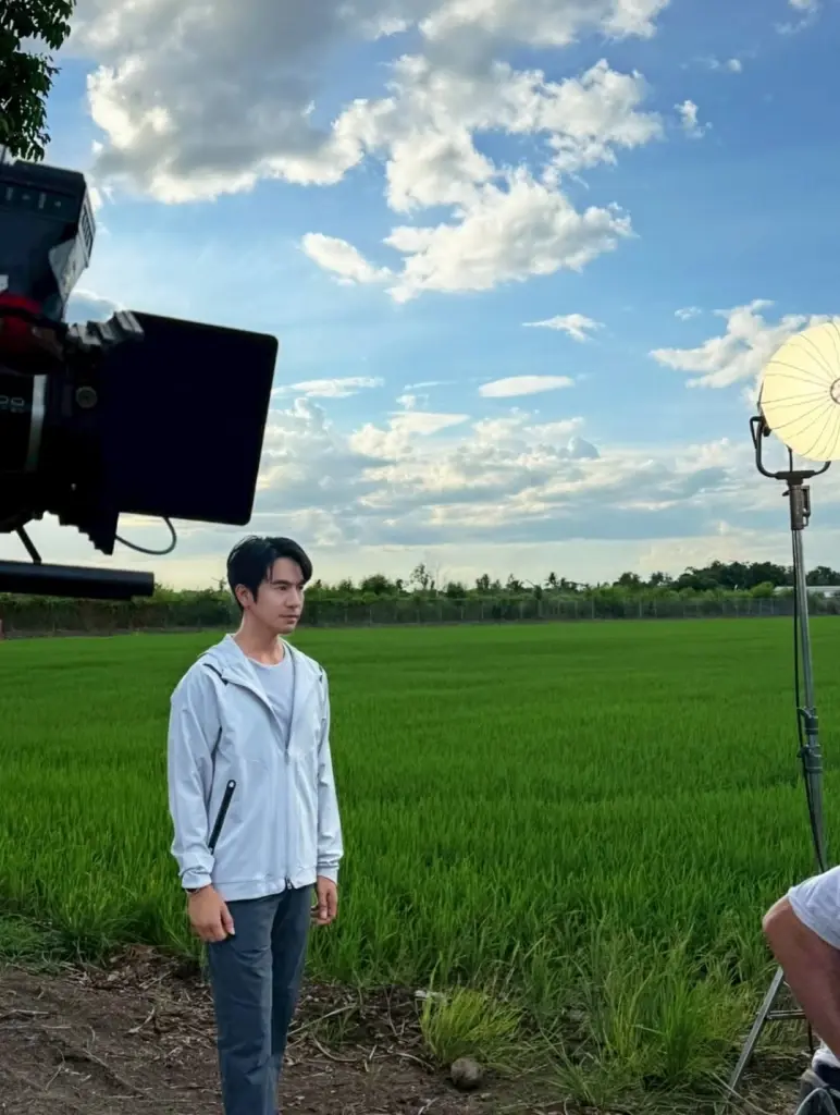 แห่ซูมตาแตก  ‘โป๊ป ธนวรรธน์’  หลุดภาพกองถ่ายชวนลุ้นผลงานใหม่