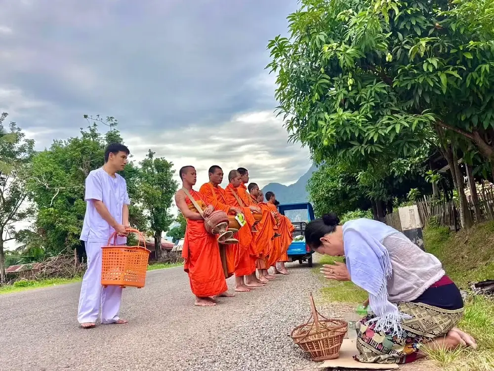 เผยภาพ  สลัดคราบนักร้องลูกทุ่งชื่อดัง ละทางโลกเป็น "สังกะลี"