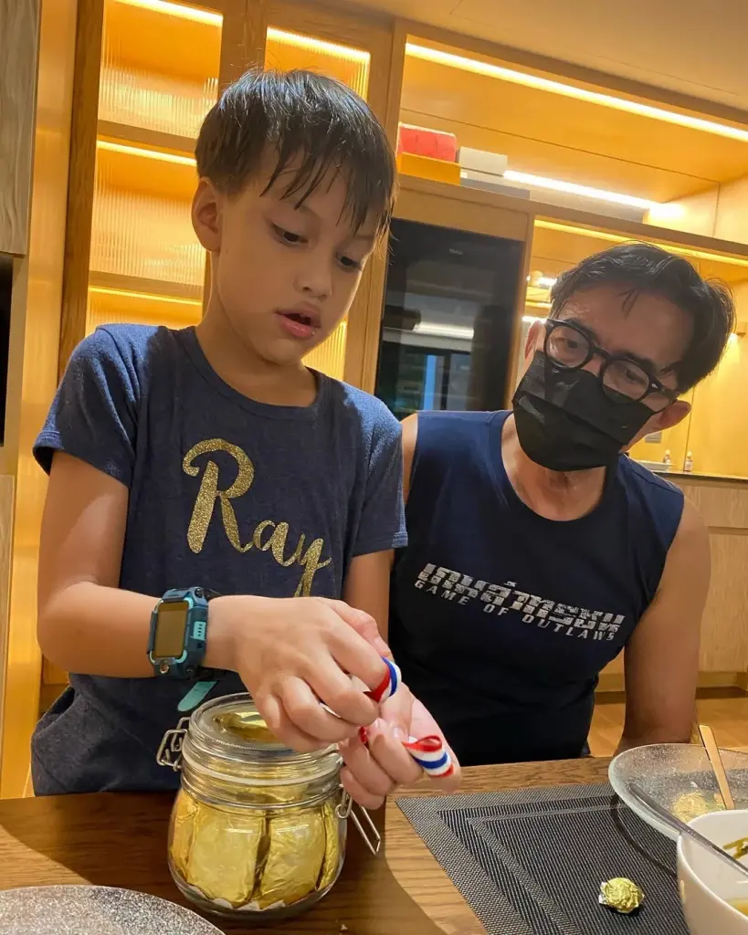 โตเป็นหนุ่มแล้ว! "ย่านก สินจัย" เผยภาพครอบครัวสุดอบอุ่น
