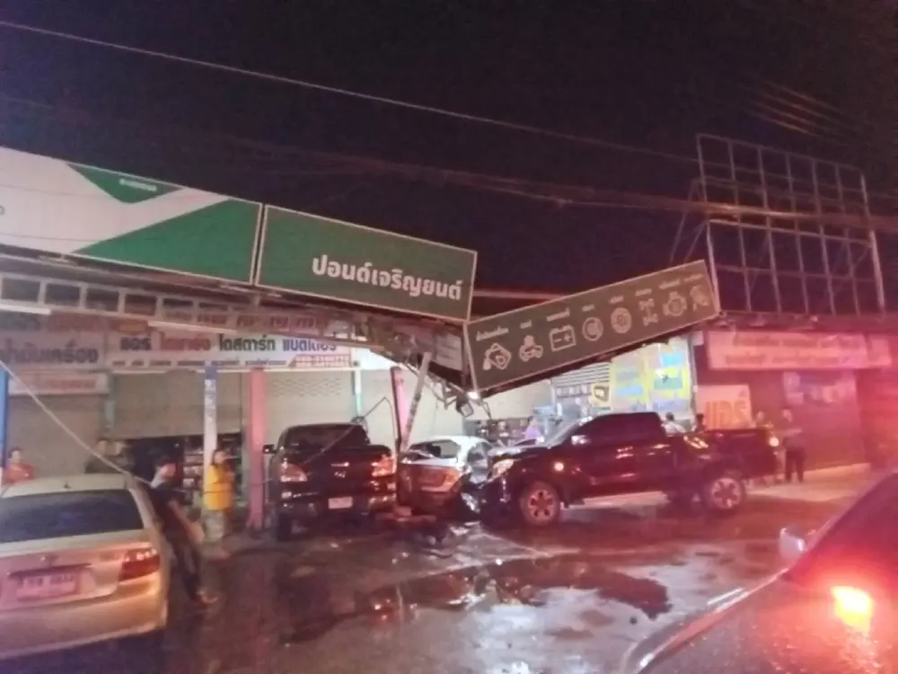 ผวาวัตถุปริศนาพุ่งใส่! เก๋งหักหลบชนร้านซ่อมแอร์พินาศ